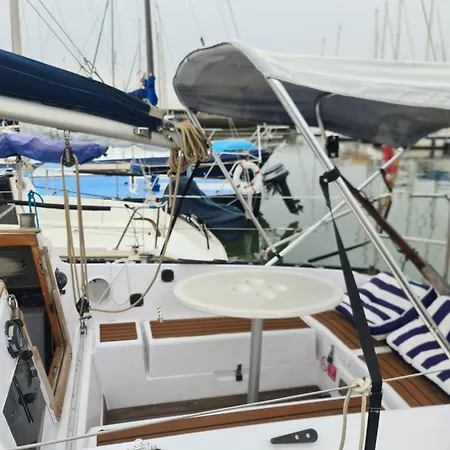 Hotel en barco Sailboat In Parque Nacoes, Lisboa
