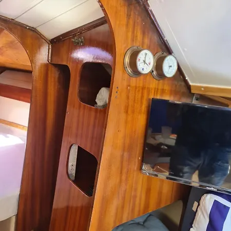 Hotel en barco Sailboat In Parque Nacoes, Lisboa